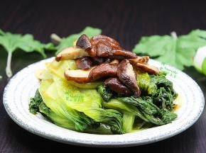 喜欢吃味精、鸡粉的可以放入生菜爆炒的时候加点。我家喜欢吃原生态的，所以不放味精，清脆爽口很好吃。