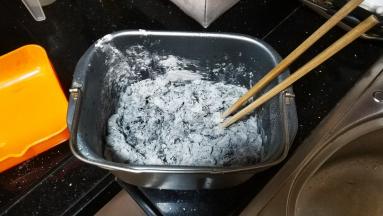 用筷子搅拌均匀成碎屑状