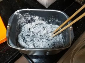 用筷子搅拌均匀成碎屑状