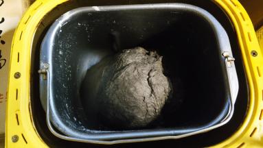 和好后放入牛油，再按和面功能一次