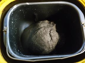 和好后放入牛油，再按和面功能一次