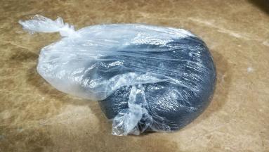 二次和面后，面团放入保鲜袋里放入冰箱冷藏一晚