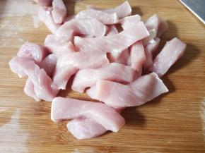 里脊肉去除筋膜先用刀背拍松，然后切成小手指粗细长短