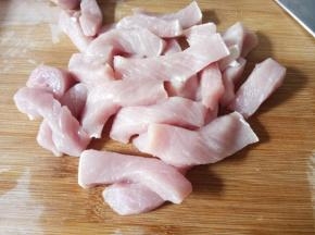 里脊肉去除筋膜先用刀背拍松，然后切成小手指粗细长短
