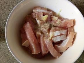 姜磨碎，连同白酒、盐、黑胡椒和肉放在一起抓匀腌制半小时，多抓一会，可以更入味