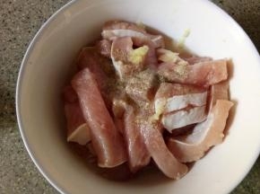 姜磨碎，连同白酒、盐、黑胡椒和肉放在一起抓匀腌制半小时，多抓一会，可以更入味