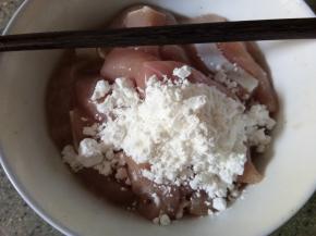 放入大概2勺淀粉，抓匀继续腌制半小时