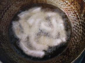 下油锅小火先炸到微黄定型。此时把泰式甜辣酱、番茄酱和白糖放在一起搅拌均匀做成碗汁