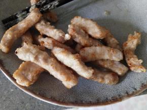 然后中大火升高油温把肉复炸至金黄