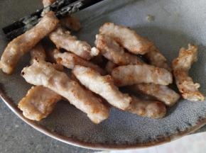 然后中大火升高油温把肉复炸至金黄