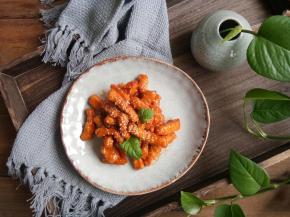 翻炒至酱汁浓稠全部裹在肉上即可出锅，撒熟芝麻装饰