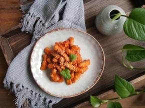 翻炒至酱汁浓稠全部裹在肉上即可出锅，撒熟芝麻装饰