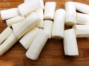 山药去皮切成段（山药去皮一定要戴手套哦，不然手会痒）