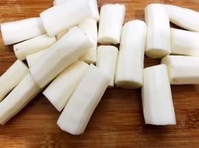 山药去皮切成段（山药去皮一定要戴手套哦，不然手会痒）