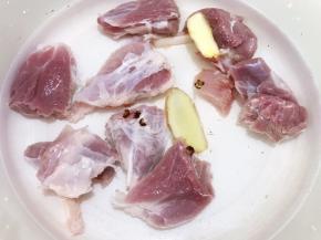 锅里加入猪展肉，水，姜片，花椒粒焯水