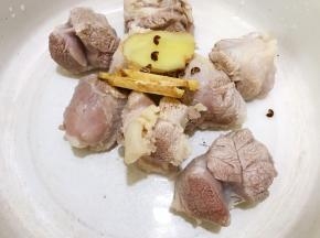 水滚开后煮一分钟捞出猪展肉洗净备用