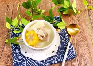 一碗简单又清润的山药玉米薏仁猪展汤就完成了