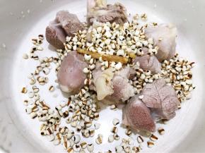 锅里重新加入猪展肉，姜片，花椒粒