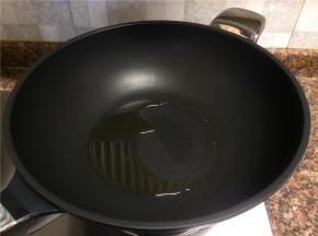 热锅倒油烧至八成热。