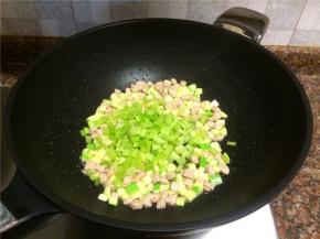 放入芹菜翻炒20秒。