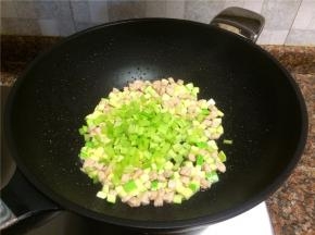 放入芹菜翻炒20秒。