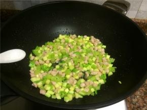 放入适量盐翻炒10秒。