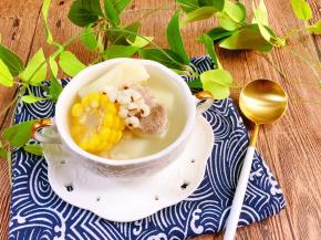 我们选用了猪展肉来煲汤，一点儿也不会油腻，很适合减肥人群