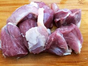 猪展肉洗净切小块