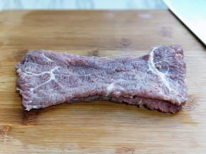 本来买回来做牛排的，突然换了想法，做了这道秋葵炒牛柳，超级好吃！！（牛肉冷水泡30分钟以上，将血水泡出）