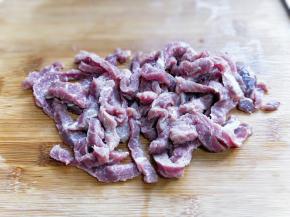 姜牛肉切条。
