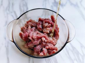 放入器具中，加入料酒。