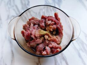 再加入盐，十三香，抓拌均匀。