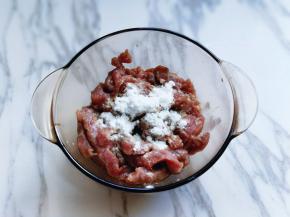 再加入生粉，再次抓拌均匀，腌制15分钟。