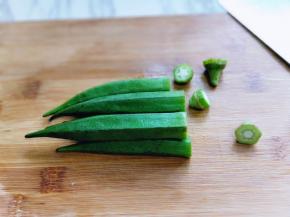 秋葵，冷水冲洗干净，去根。