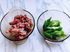 将秋葵切菱形块。