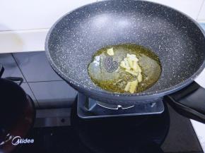 起油锅，加入切好的姜丝蒜末炒香。