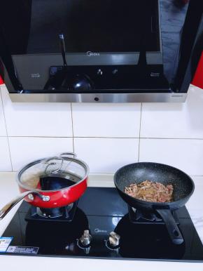 中火翻炒至牛肉变色。