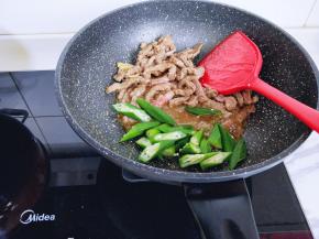 加入切好的秋葵快速翻炒，调味即可出锅。