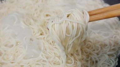 同时另外一个锅将面条煮7成熟。