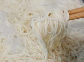 同时另外一个锅将面条煮7成熟。