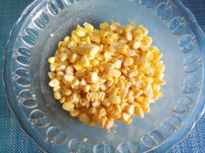 准备好玉米洗净