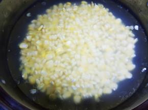 锅里水烧开玉米煮一分钟捞出控水。