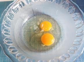 碗面打入鸡蛋，放少量料酒和盐搅拌均匀。