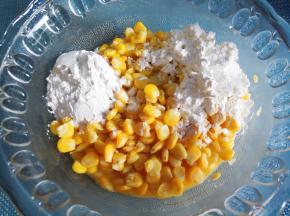 放入玉米，糯米粉和淀粉。