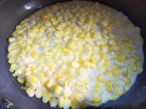 锅里油烧热，到入玉米粒。