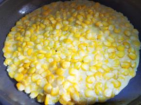 小火煎至凝固，底部发黄就可以了，再撒上少许白糖，出锅凉凉切块。