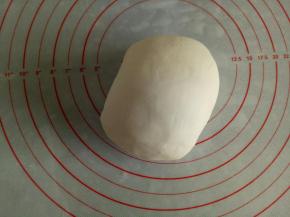 主材料混合均匀，揉成光滑的面团，想要馒头的成品光滑这一步必须要可劲儿地揉，揉透