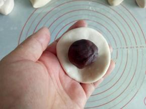 粉色面团取3个25克做猪小屁的头，3个40克做猪小屁的身体，剩余的备用，分别揉一下包入豆沙馅，也可以不包，做成馒头