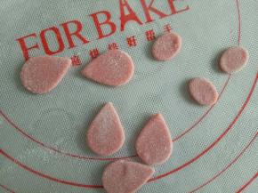 红色面团揉一下，擀薄片，切出耳朵的形状来(参考上一个小P猪菜谱)