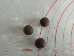 黑色面团分别取3个2克，揉一下滚圆